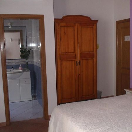 Dinas Guesthouse Лагос Стая снимка