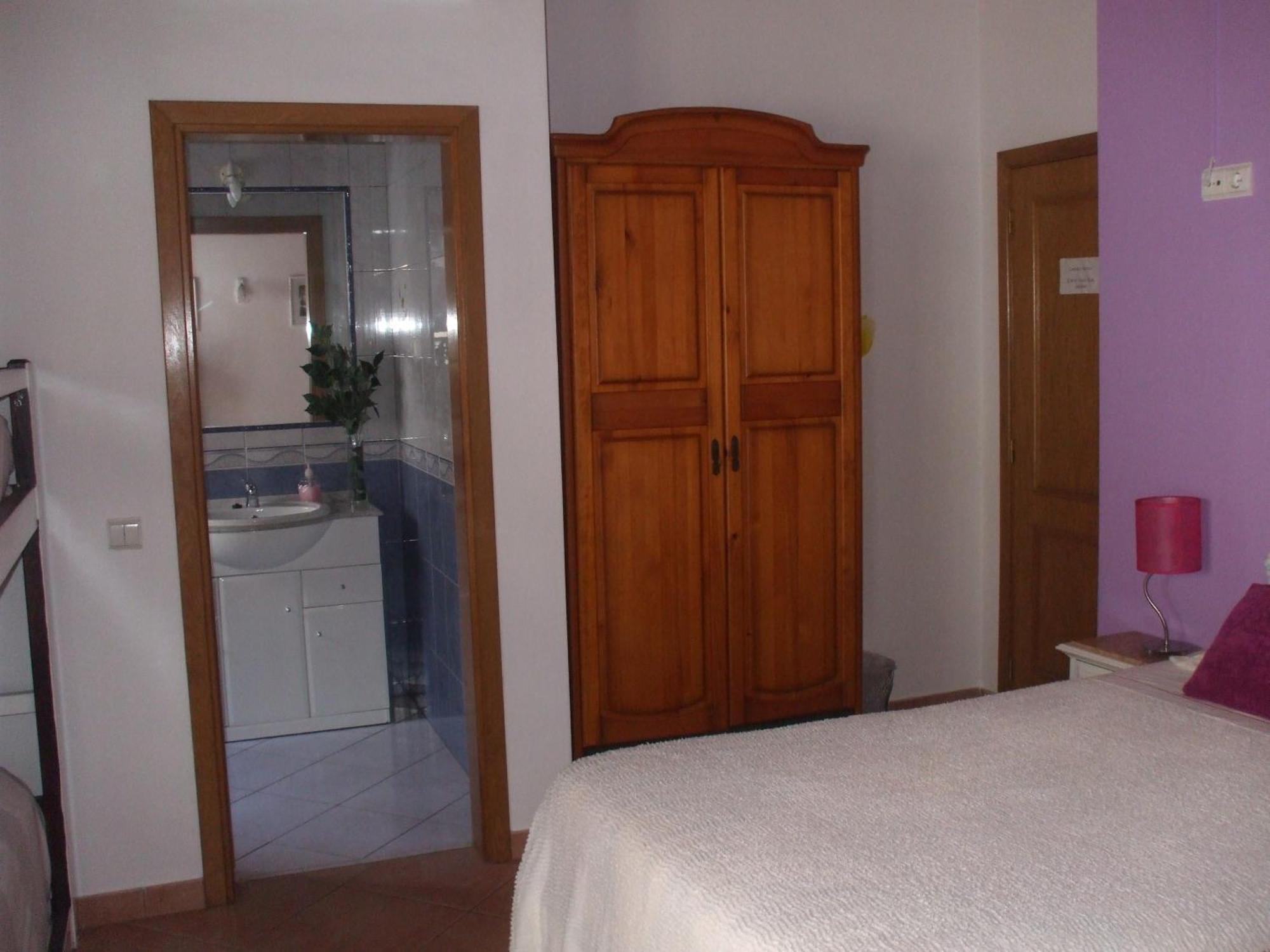 Dinas Guesthouse Лагос Стая снимка