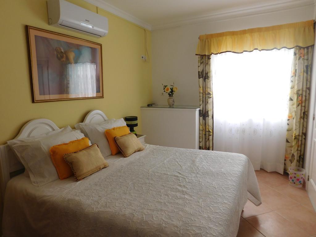 Dinas Guesthouse Лагос Екстериор снимка