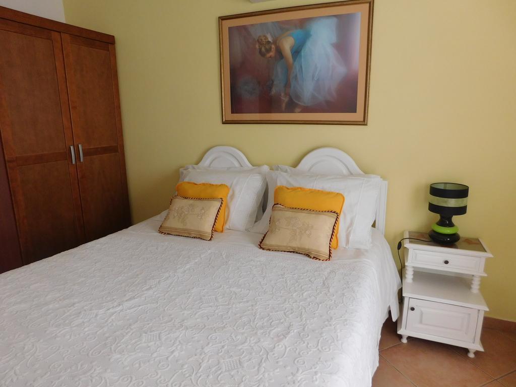 Dinas Guesthouse Лагос Екстериор снимка