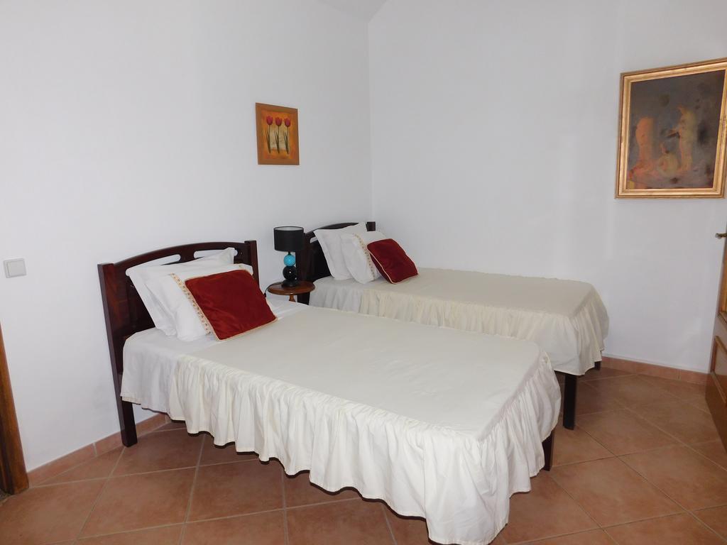 Dinas Guesthouse Лагос Екстериор снимка