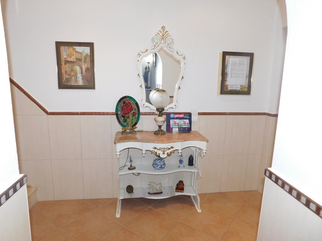 Dinas Guesthouse Лагос Екстериор снимка