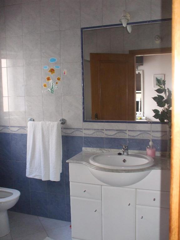 Dinas Guesthouse Лагос Стая снимка